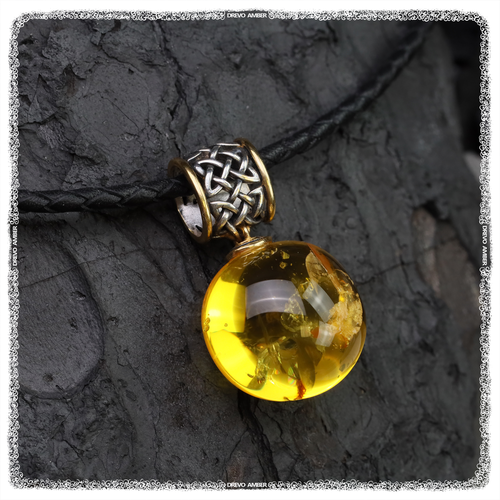 Колье DREVO Кулон «Звезда Руси» с янтарем на кожаном шнурке 7.90 гр., серебро, золото, 925 проба, золочение, янтарь, длина 10 см., золотой, серебряный