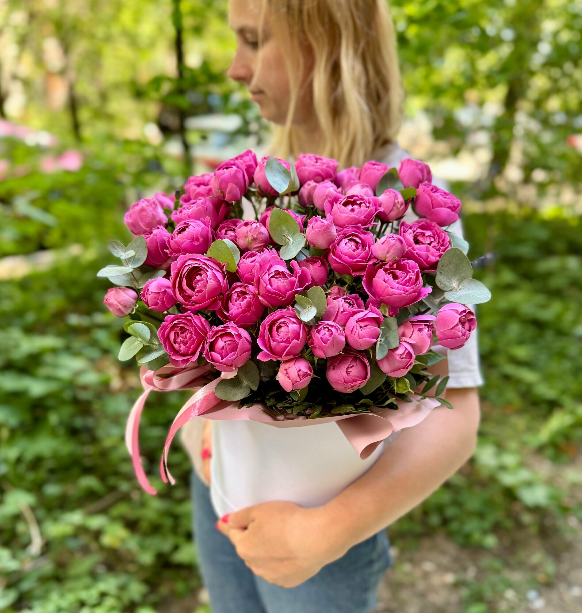 Ароматные пионовые цветы в коробке XL