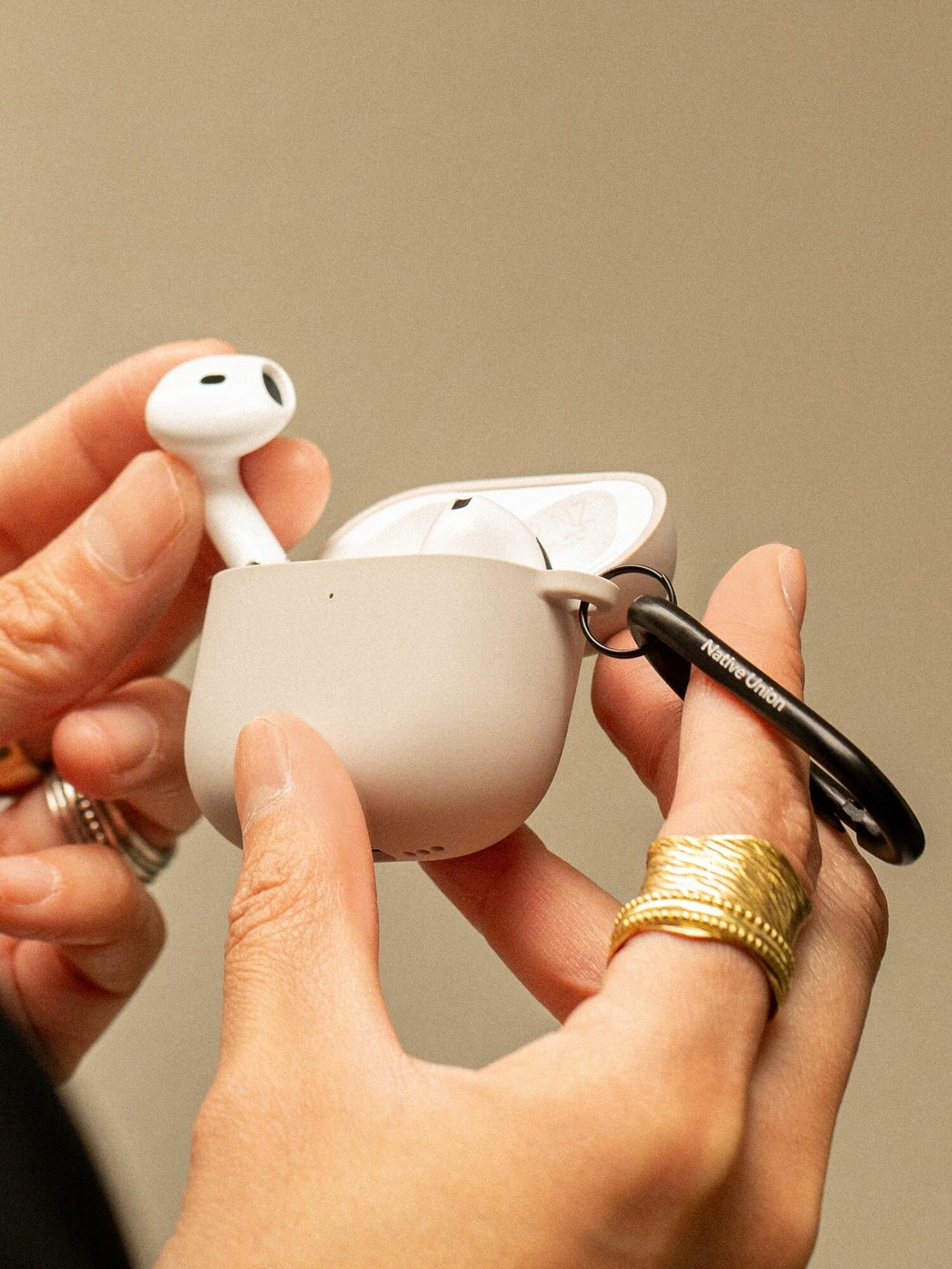 Чехол на AirPods 4 Native Union ACTIVE CASE с карабином, цвет: песчаник — фото 1