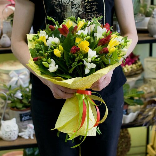 Изображение товара Букет Charlotte, из фрезий, на стеблях, в крафтовом пакете, 25 цветов