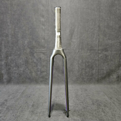 Жесткая карбоновая вилка Format 700С 28 под дисковый тормоз PM QR конусный шток 205мм черно-фиолетовая матовая 15500₽