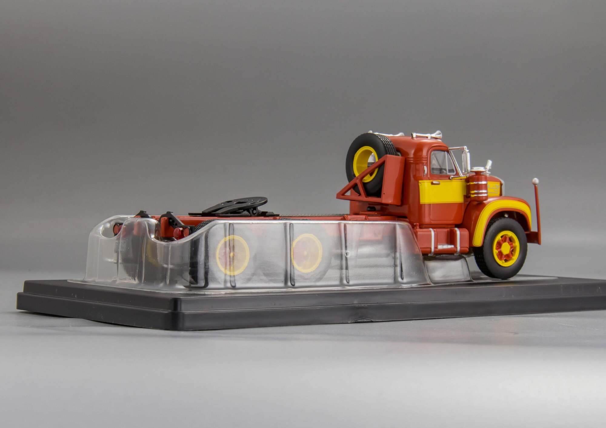 Коллекционная масштабная модель 1:43 Mack B 61 - 1953 от IXO — фото 1