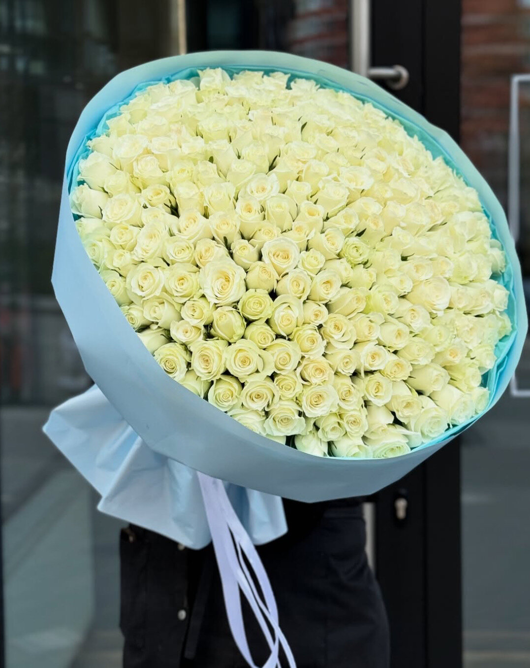 Большой букет из 201 кремовой розы в голубой упаковке — изящный подарок для особого случая