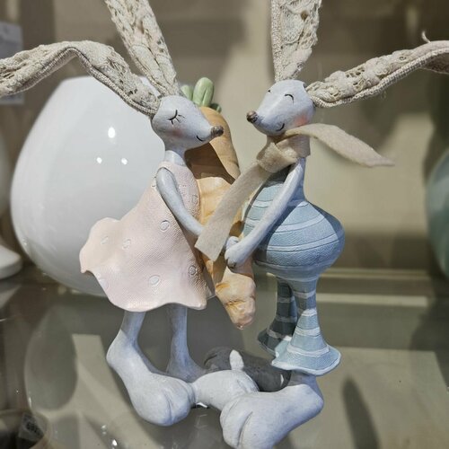 Красивая статуэтка Кролики с морковкой 155х85х225 см декор и интерьер в дом 3790₽