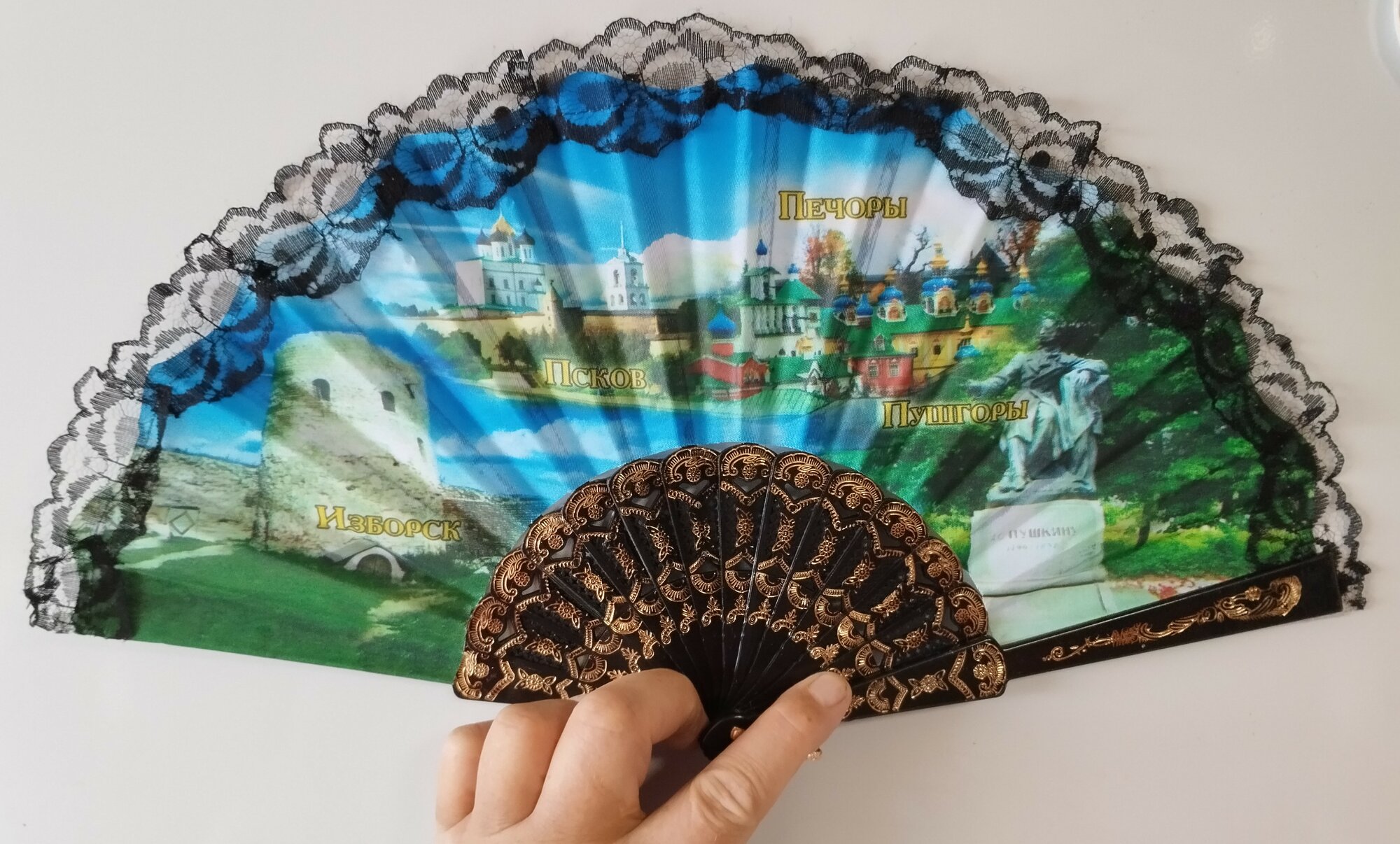 Веер "Святая земля Псковская", черный — фото 1