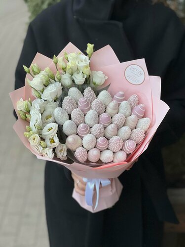 Изображение товара Букет с клубникой в белом и розовом шоколаде, кокос, белый воздушный рис, эустома, 400 г, Princess 3