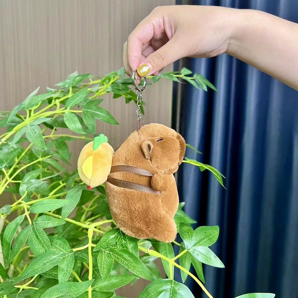 Игрушка-брелок Капибара 11 см с клубничной шляпкой идеальна для детей и любителей животных Гамбургер