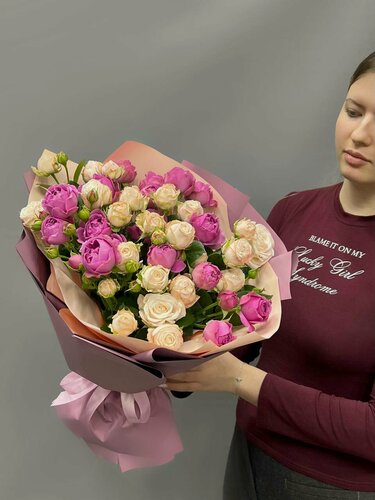 Изображение товара Букет из 9 пионовидных кустовых роз. Мисс Бомбастик - 4 шт, Мисти Баблс - 5 шт Высота 50 см.