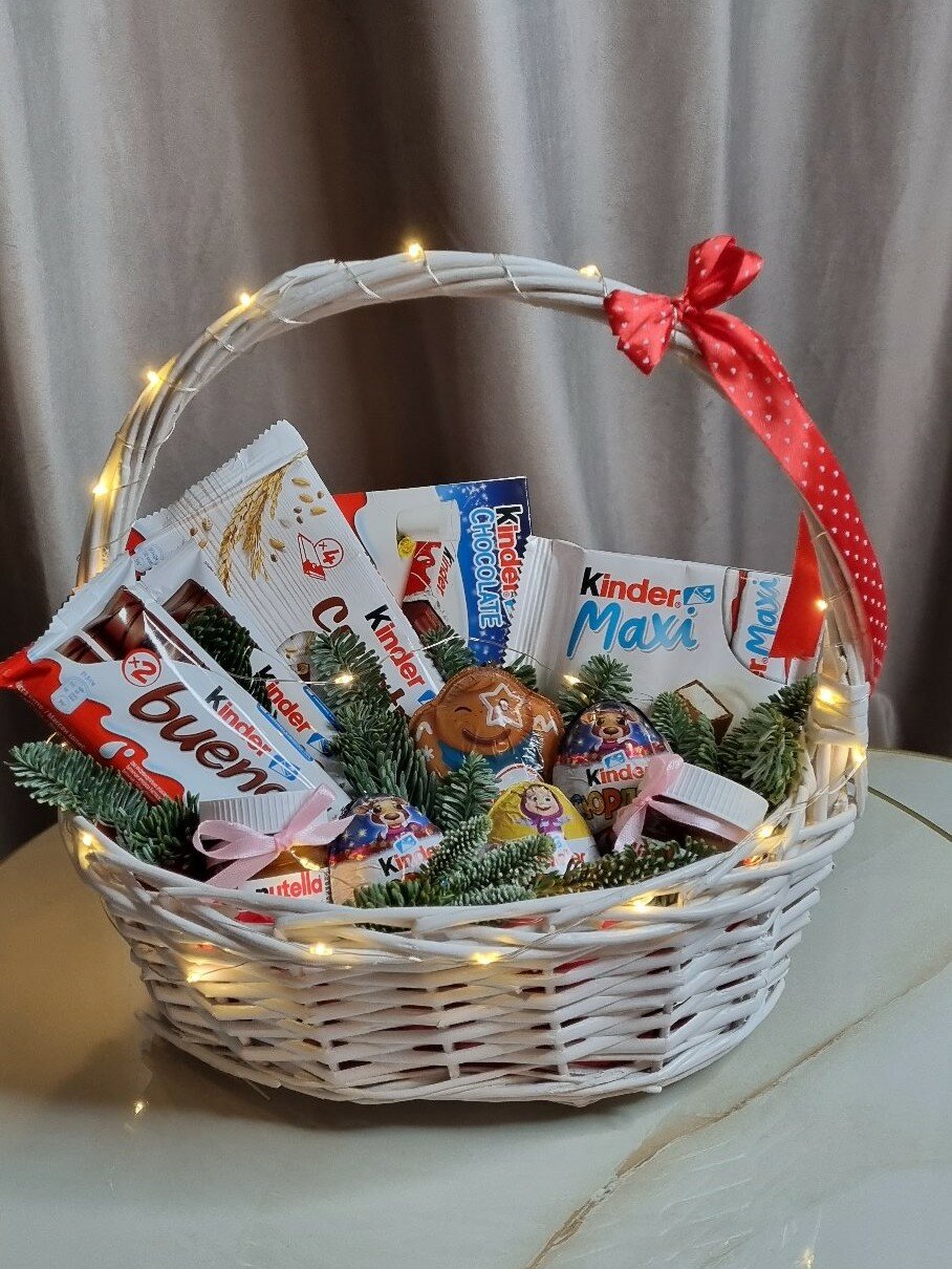Корзина с киндерами и нобилисом подарок для ребёнка девушке маме
