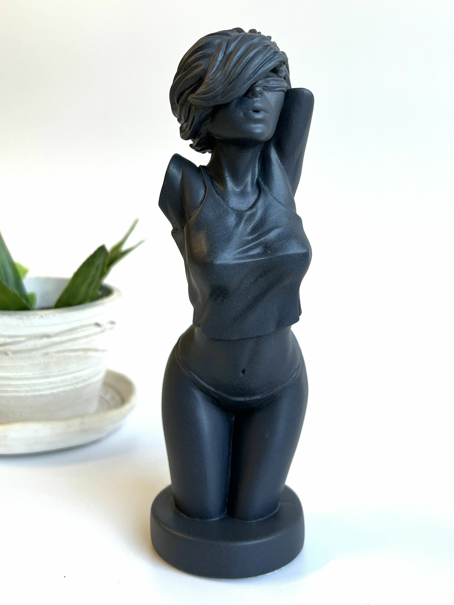 фото Девочка на подставке