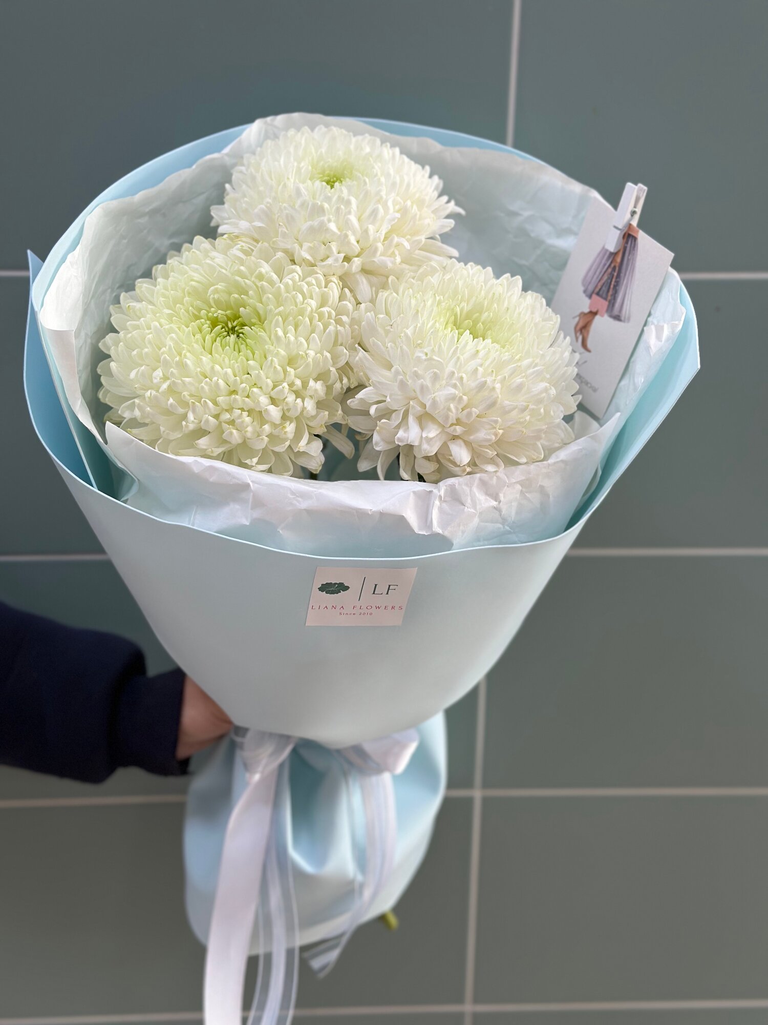 Монобукет Liana Flowers Магнум 3 белые хризантемы высота 60 см