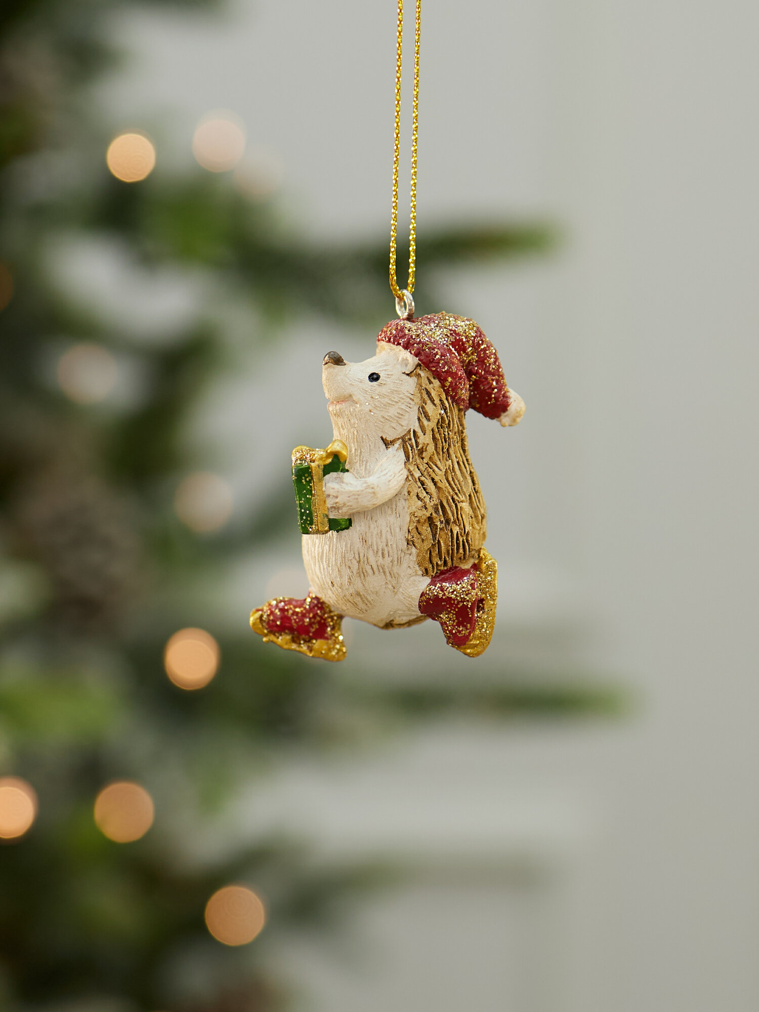 Елочная игрушка "Еж с подарком", полирезин, бежевая, высота 10 см — фото 1