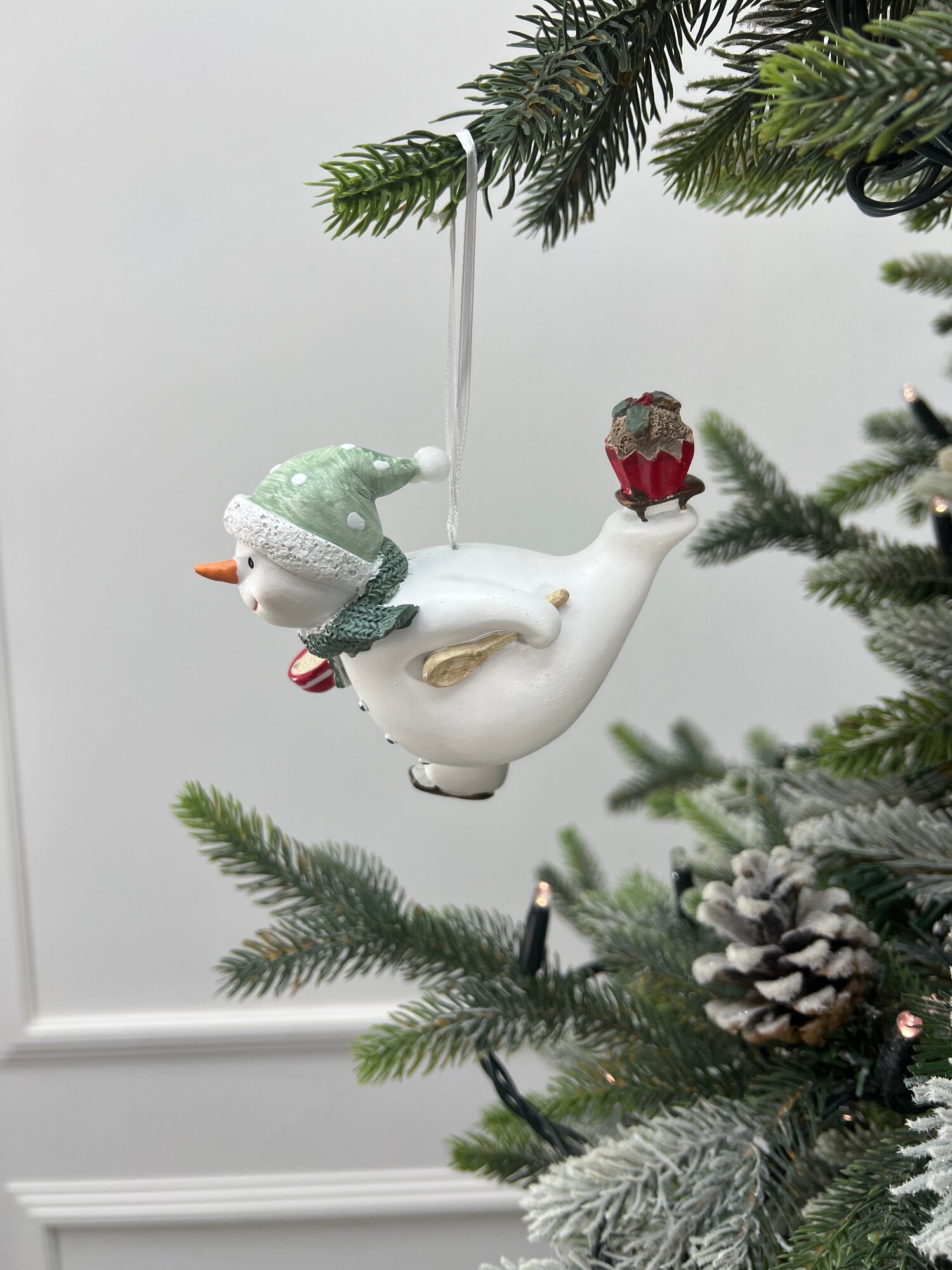 Елочная игрушка Лавка Чудес "Снеговик", полирезин, 10,8 см, белая/красная — фото 1