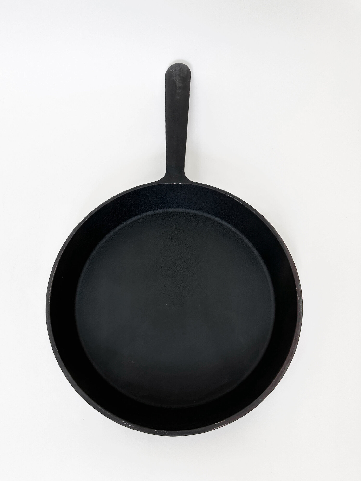 Сковорода чугунная 22 см с литой ручкой, высота стенки 3 см — фото 1