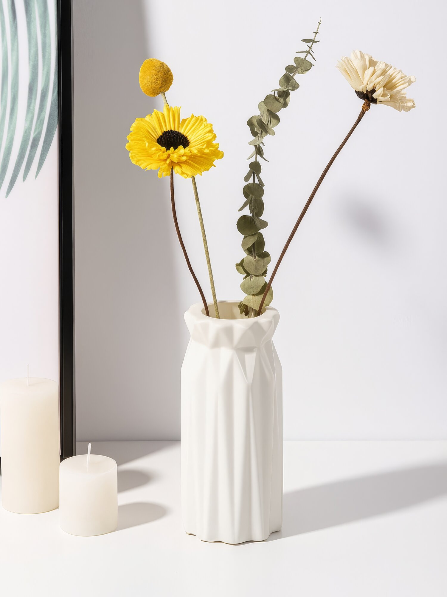 Ваза из пластика, "Фаянс" 18 см высота, 10 см ширина, белого цвета