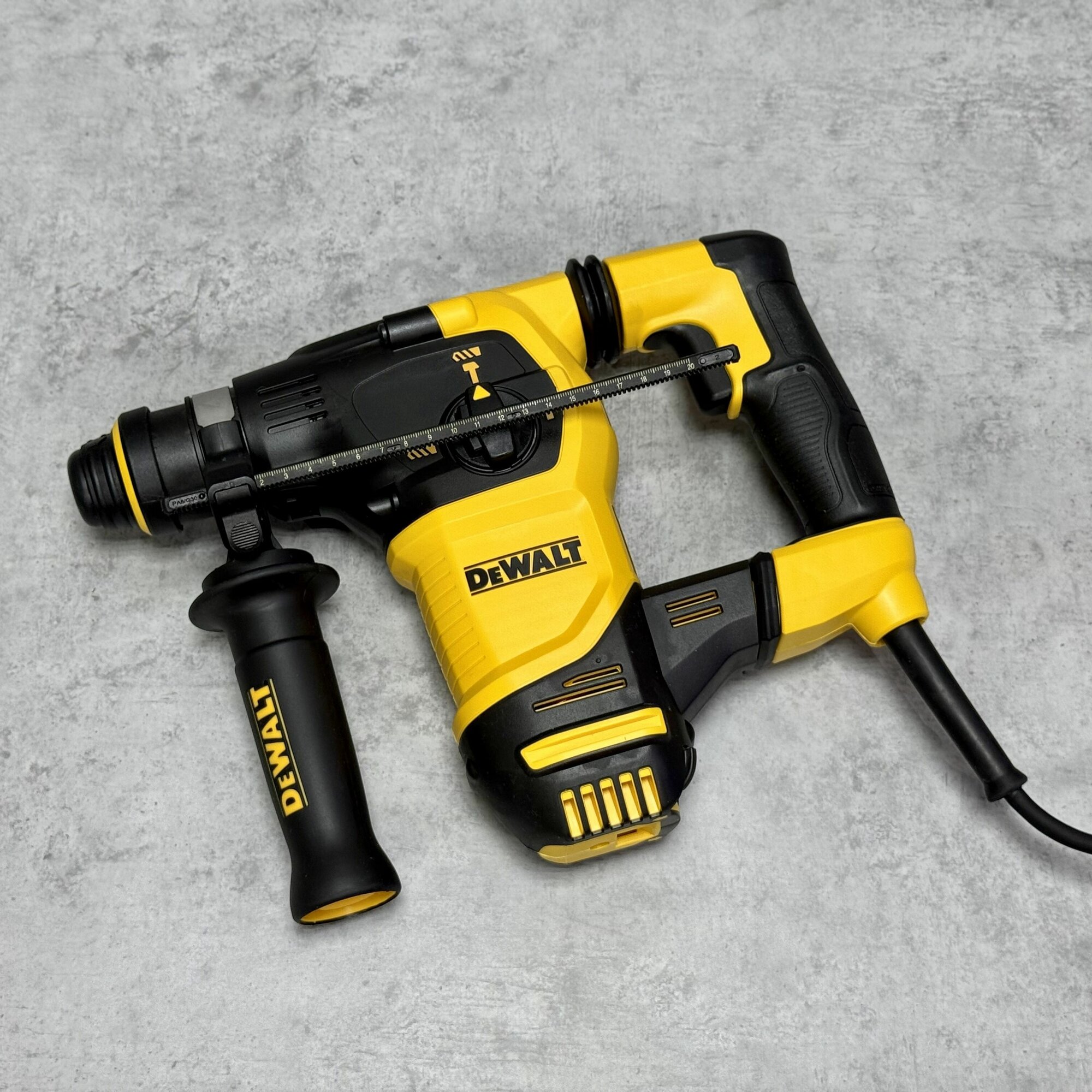 Перфоратор DeWalt D25333K в кейсе — фото 1