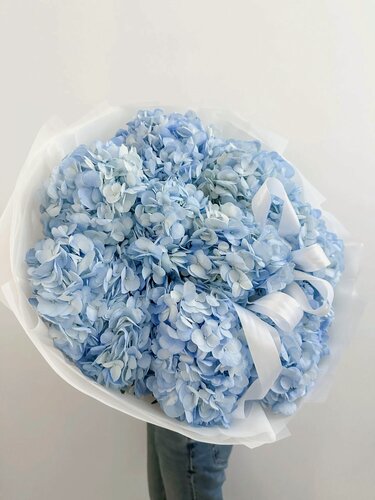 Изображение товара Букет из ярких голубых колумбийских гортензий 9 шт. от FlowersGo с доставкой по Москве