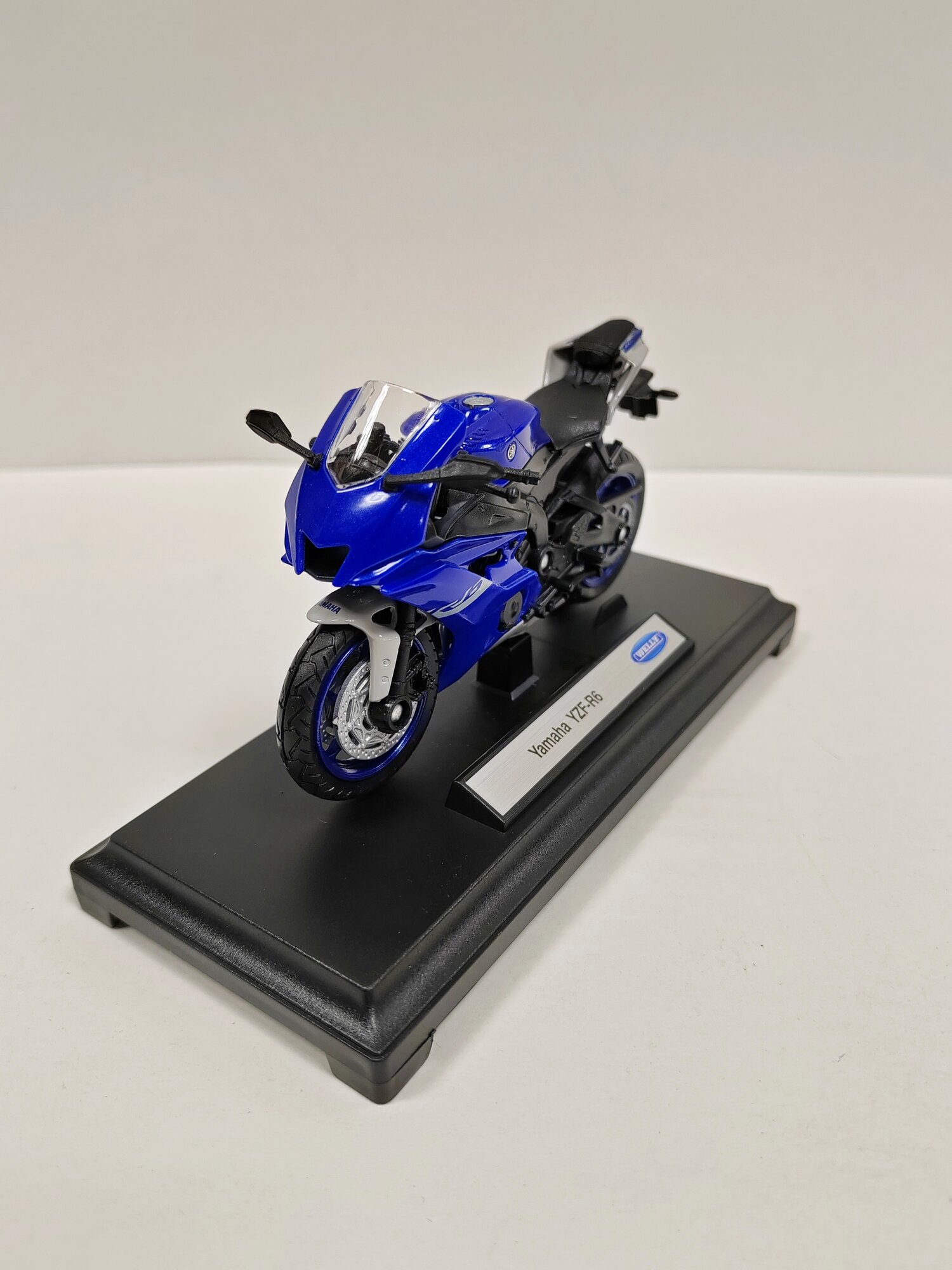 Модель Welly мотоцикл Yamaha YZF-R6 в масштабе 1:18, синий, 11,5 см.