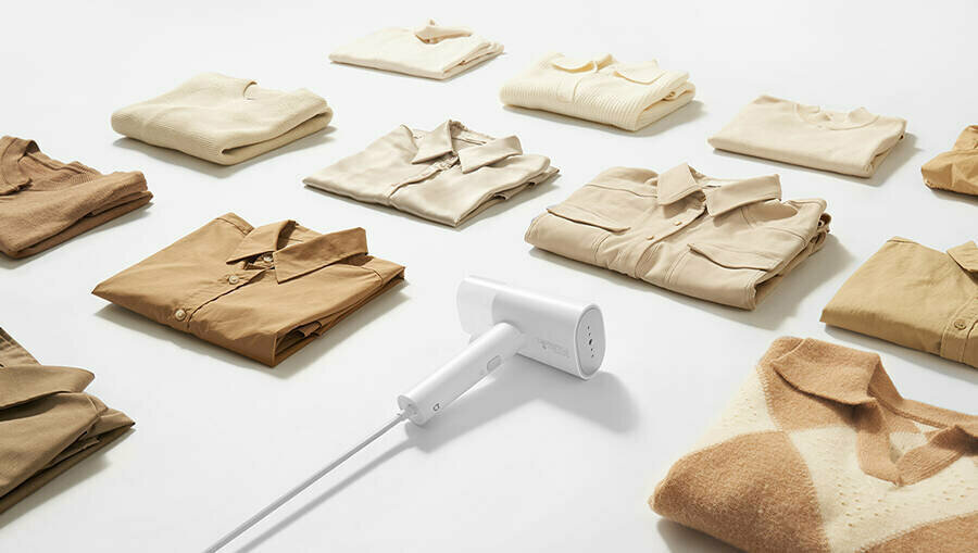 Отпариватель Xiaomi Mijia в действии: обработка мужской сорочки