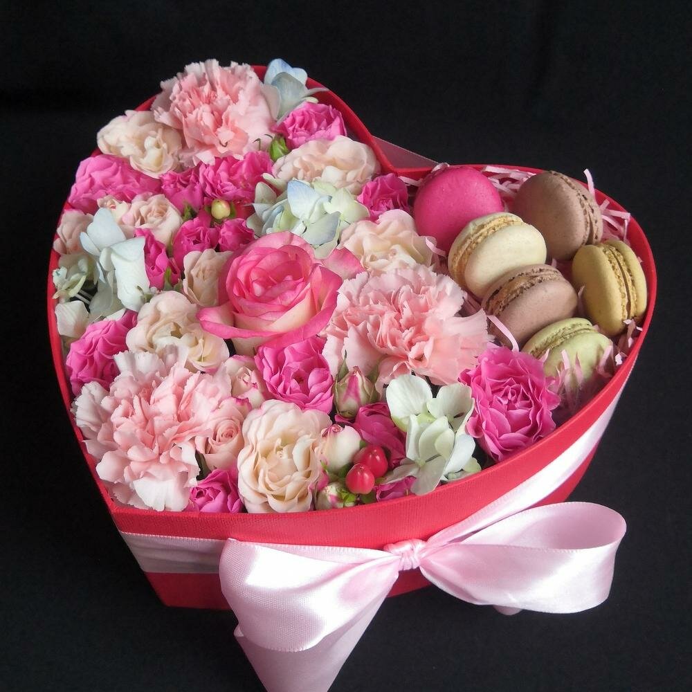 Цветы в коробке. Кустовая роза гортензия диантус и макорони. Сладкая радость