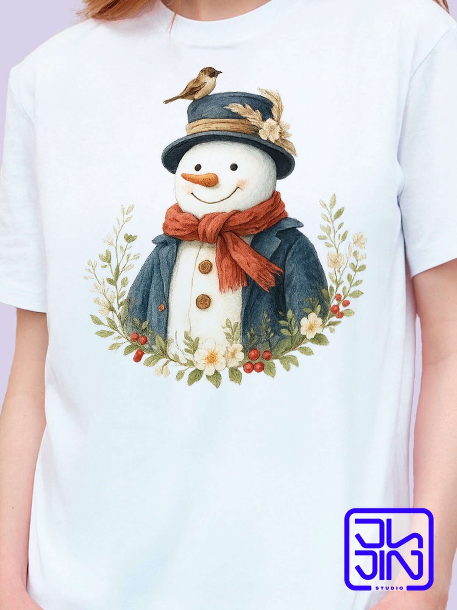 Футболка классическая женская с авторским принтом Веселый пестрый снеговик в белой шляпе с птицей и цветочными ветвями, белый хлопковый трикотаж с прикольным рисунком на груди