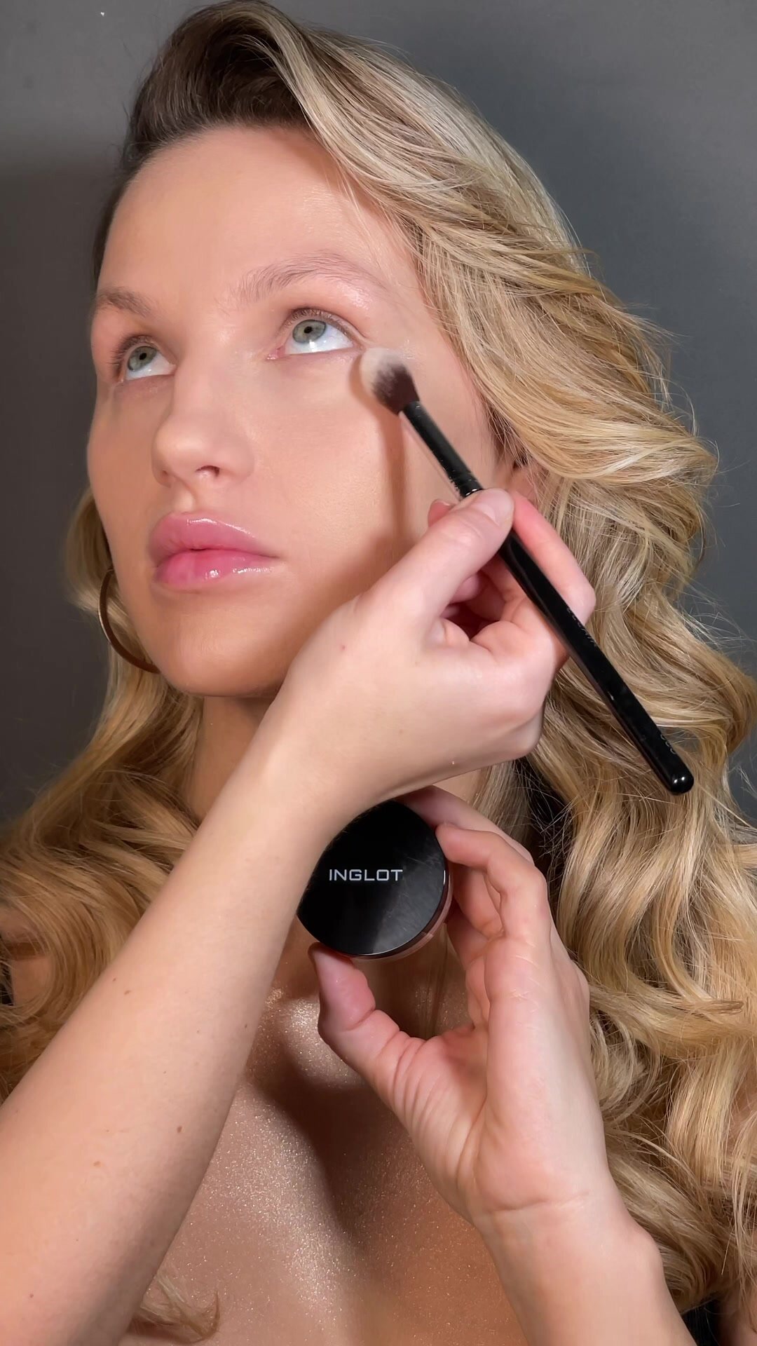Разглаживающая пудра для кожи вокруг глаз Inglot Smoothing Under Eye Powder 2,2г №72 — фото 1