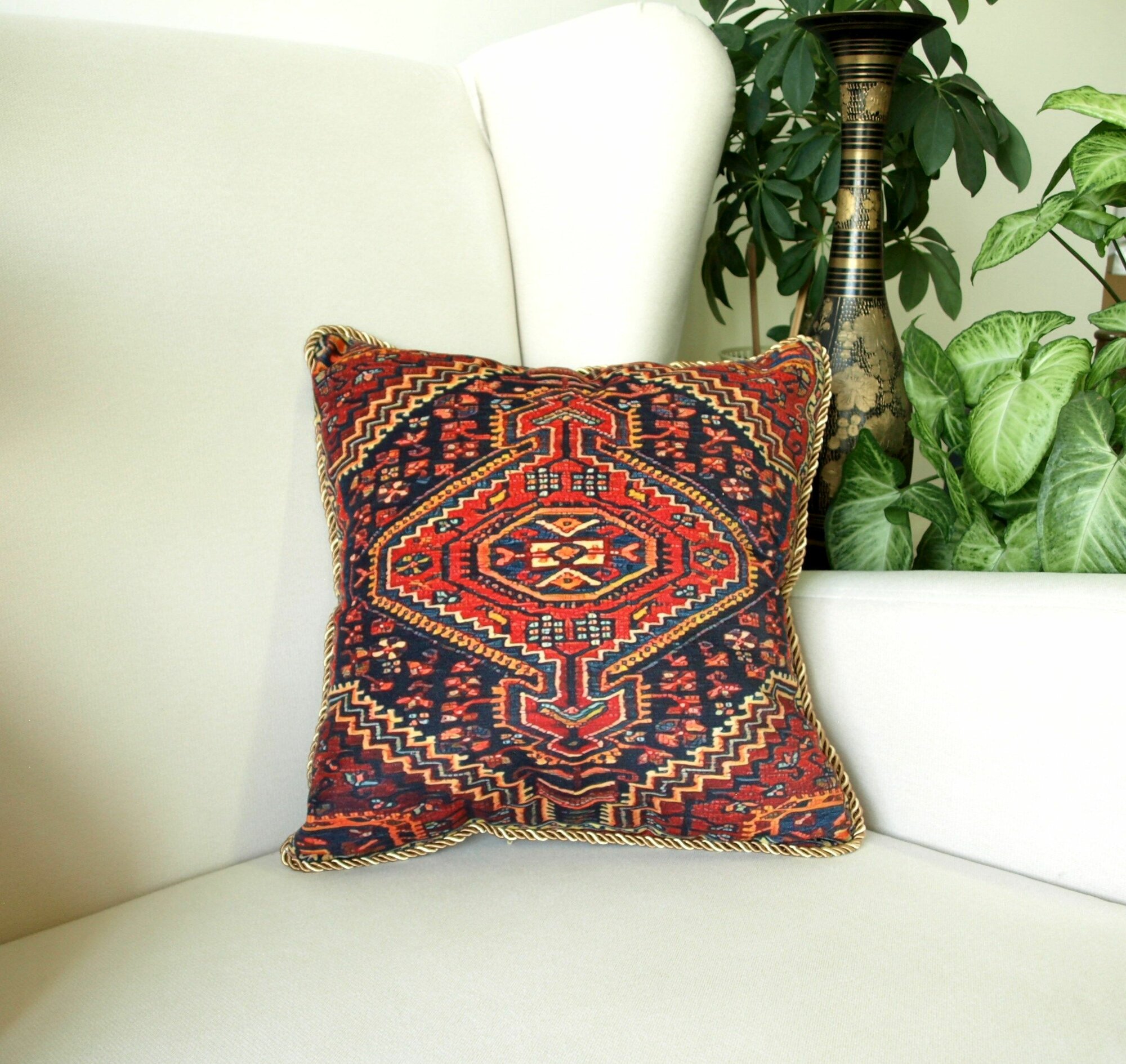 Чехол для подушки с кантом Цвет Рубин Сказки Шахерезады 40х40 велюр