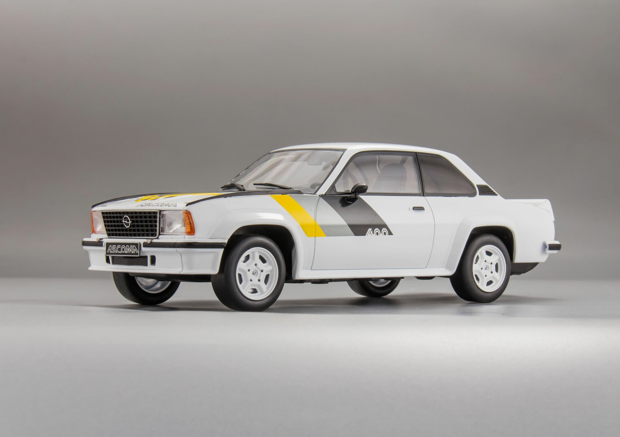 Коллекционная масштабная модель 1:18 Opel Ascona B 400 - 1982 от IXO — фото 1