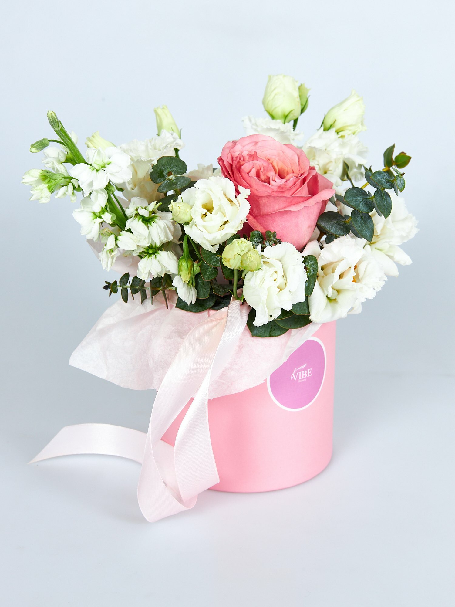 Букет в шляпной коробке из розы и эустомы с доставкой от Flowers +vibe