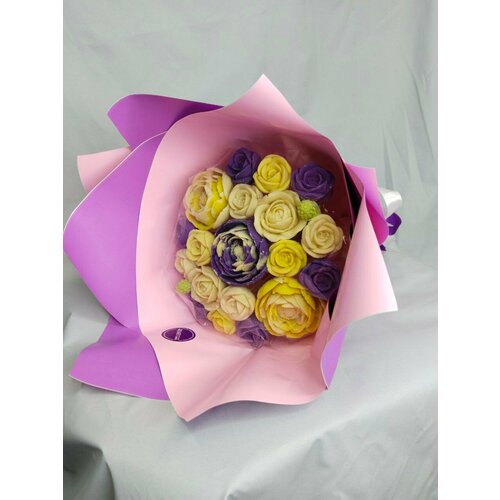 Букет из шоколадных цветов коллекция "Афродита " . Лимонные, белые , сиреневые ранункулюсы, розы, листья , чайные розы