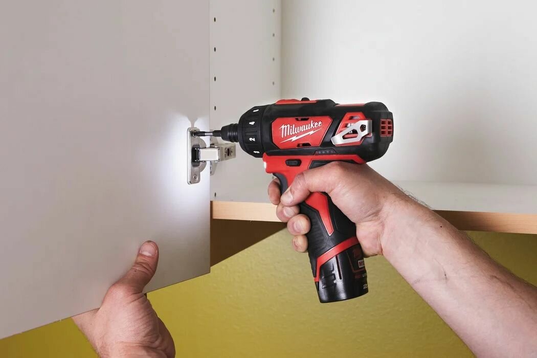 Аккумуляторный шуруповерт Milwaukee M12 BD-202C, 12 В, 30 Нм, 1500 об/мин, с 2 АКБ 2 Ач и ЗУ, в кейсе, - фото №4