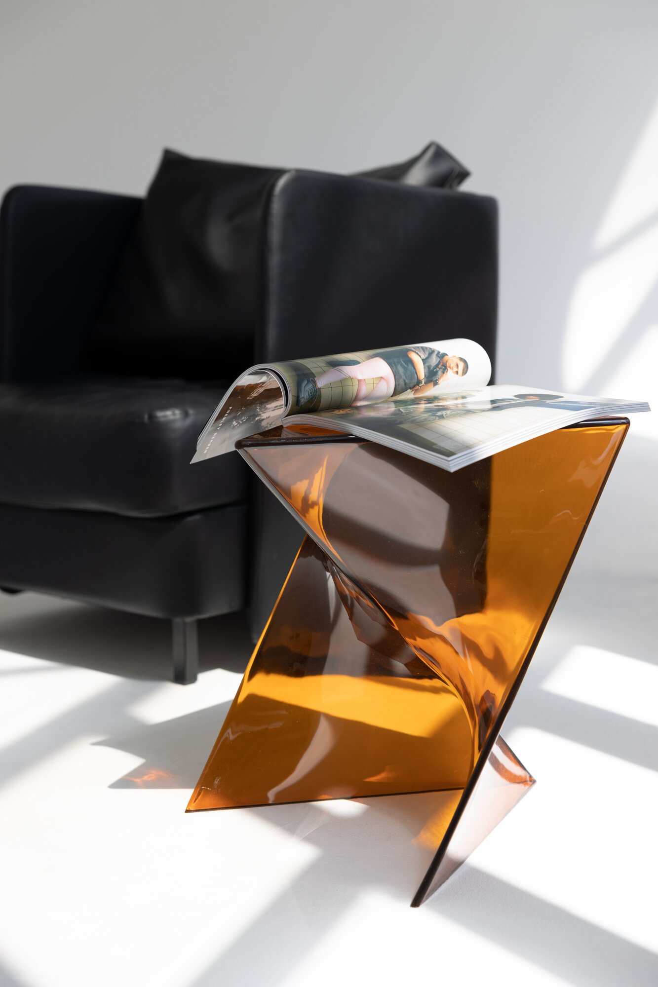 фото Прозрачный журнальный стол из пластика