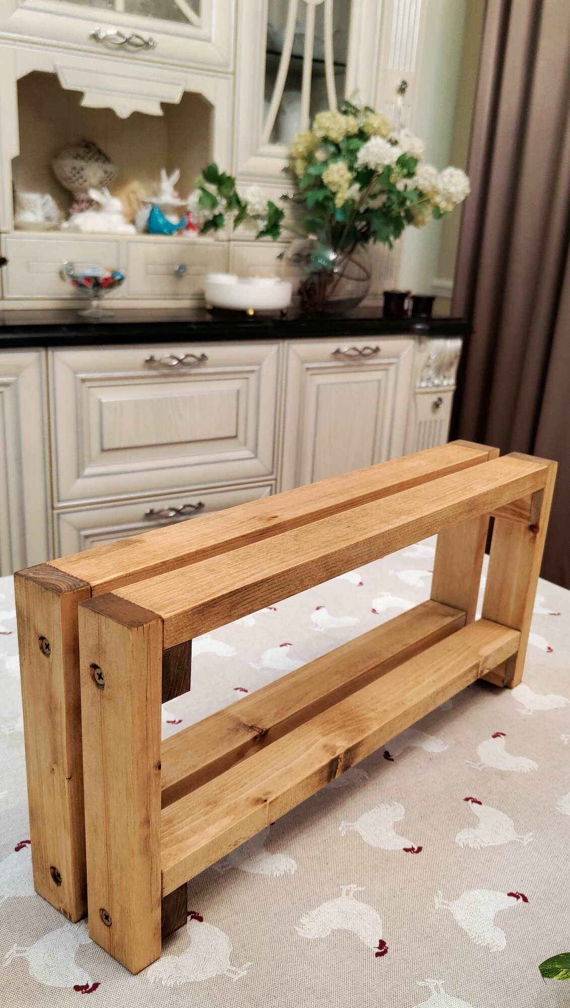 фото Стеллаж деревянный настольный, этажерка на кухню, в гостинную, в детскую