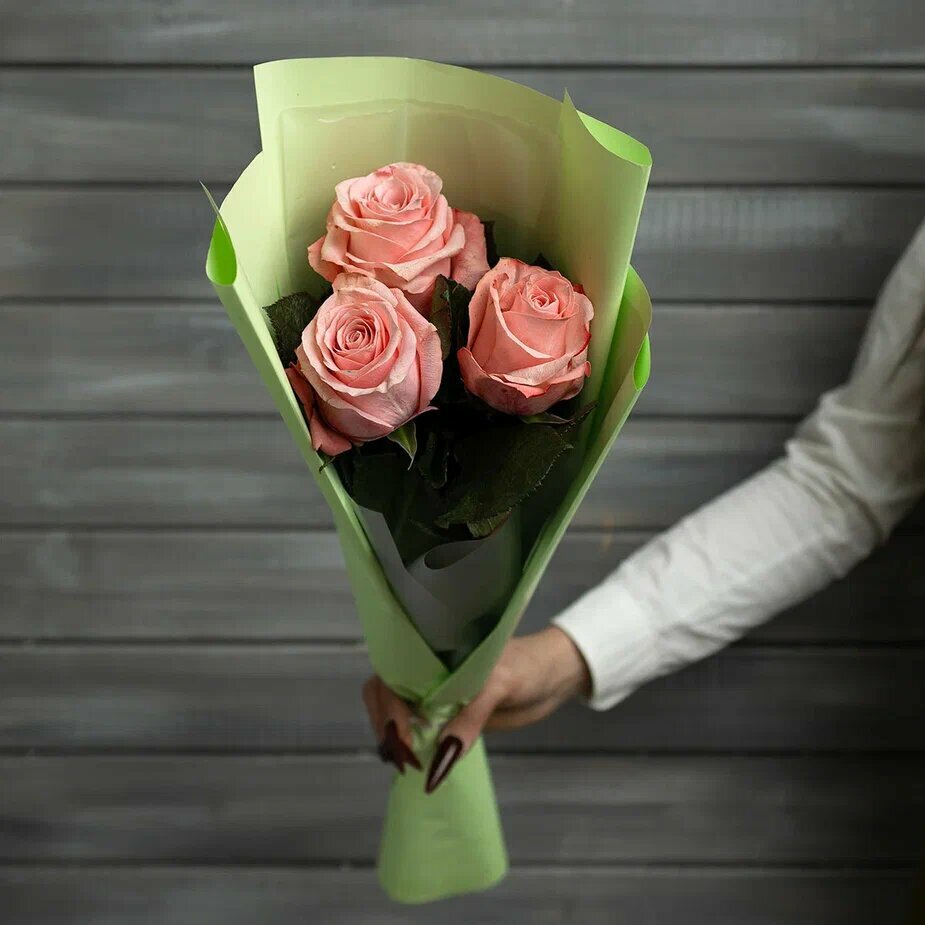 3 розовые розы Эквадор высота 50 см в упаковке от Букет Маркет