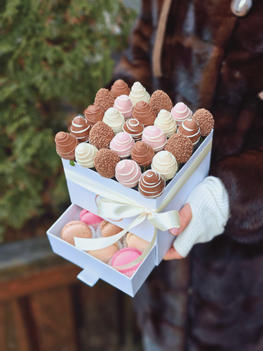 Изображение товара Шкатулка с клубникой в белом, розовом и молочном шоколаде, темный воздушный рис, 9 макаронс, Morning 2, M размер