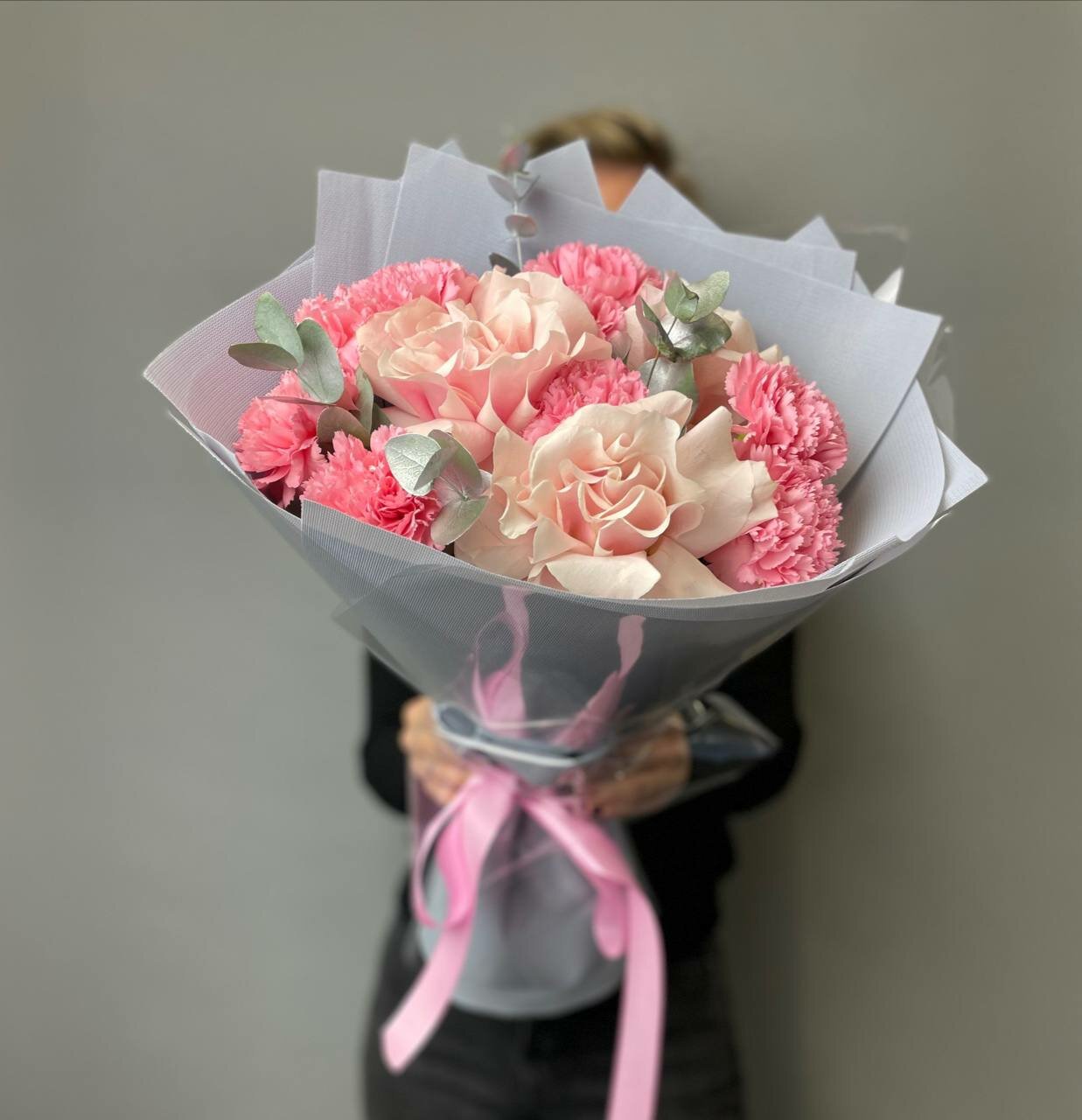 Букет "Французские розы и гвоздики" от "Di_Flowerslab", размер M — фото 1