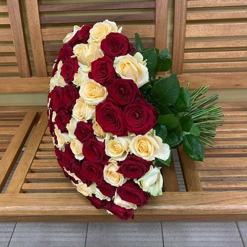 Роза кремовая Пич Аваланж и роза красная Ред Наоми 60 см, 101 шт