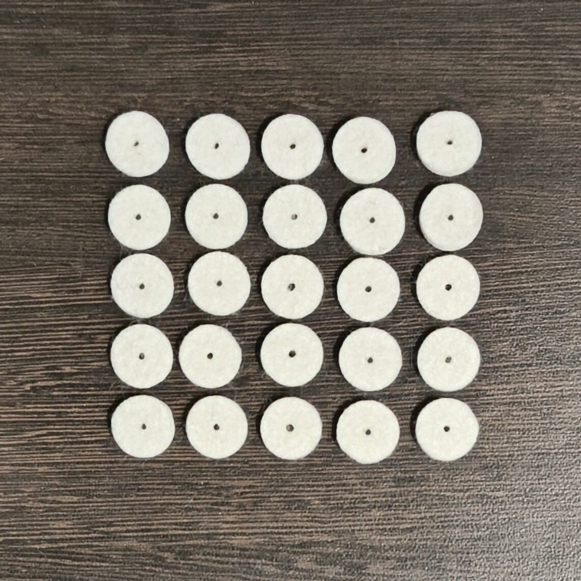 Комплект белых демпферов 15х2 из фильца, под кнопки правой клавиатуры гармони 25х25