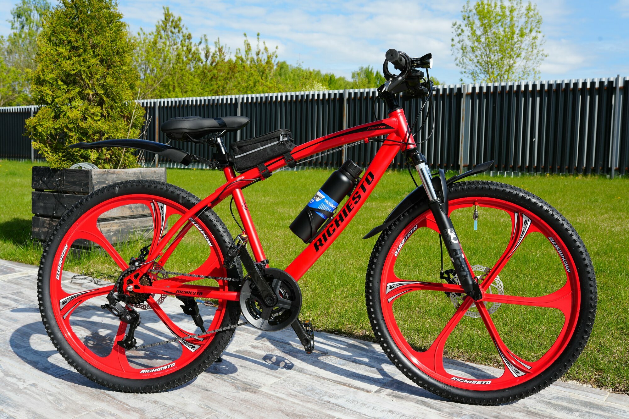 фото Велосипед RICHIESTO Литые диски Горный Спортивный Городской Прогулочный 26 дюймов колеса Стальная рама, красный