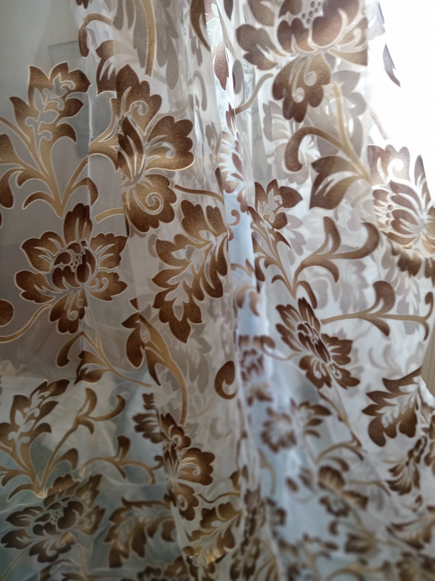 фото Тюль органза белая с коричневыми цветами выс.250см, шир.300см, для комнаты, кухни, детской, кабинета, гостиной.
