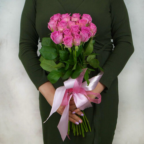 Изображение товара Букет живых цветов из 15 розовых роз с лентой 50см от Букет Маркет