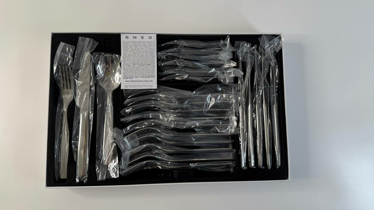Картинки Комплект столовых приборов, SMEG, 24 предмета на 6 персон, в подарочной упаковке