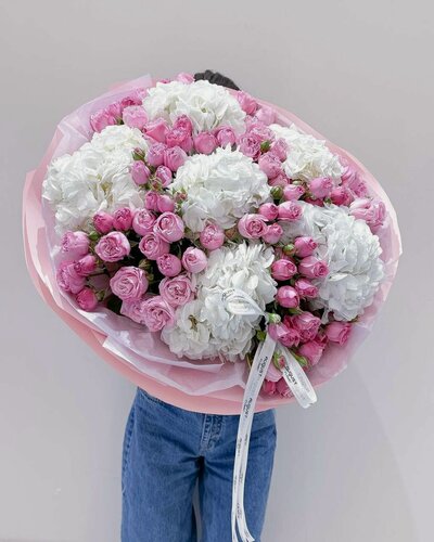 Изображение товара Букет из белых гортензий и розовых кустовых роз в стильной упаковке