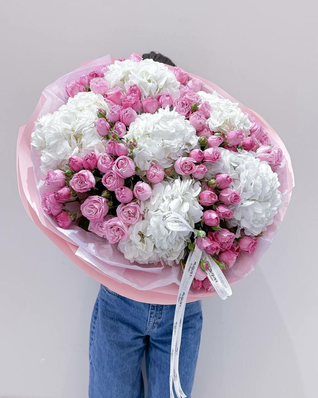 Букет из белых гортензий и розовых кустовых роз в стильной упаковке