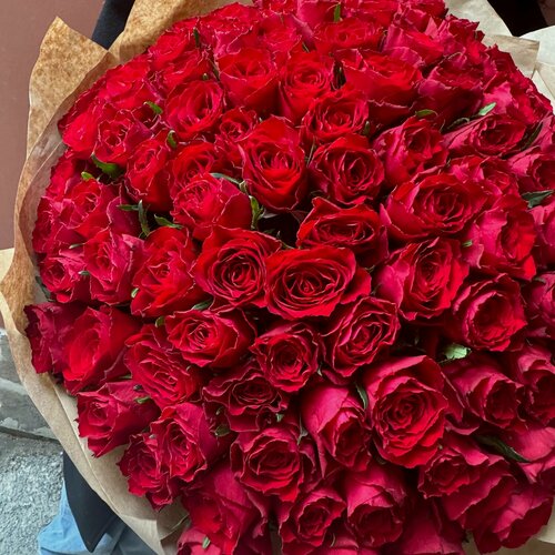 Изображение товара Букет из 101 красно-малиновой кенийской розы, 40 см, в крафтовой упаковке