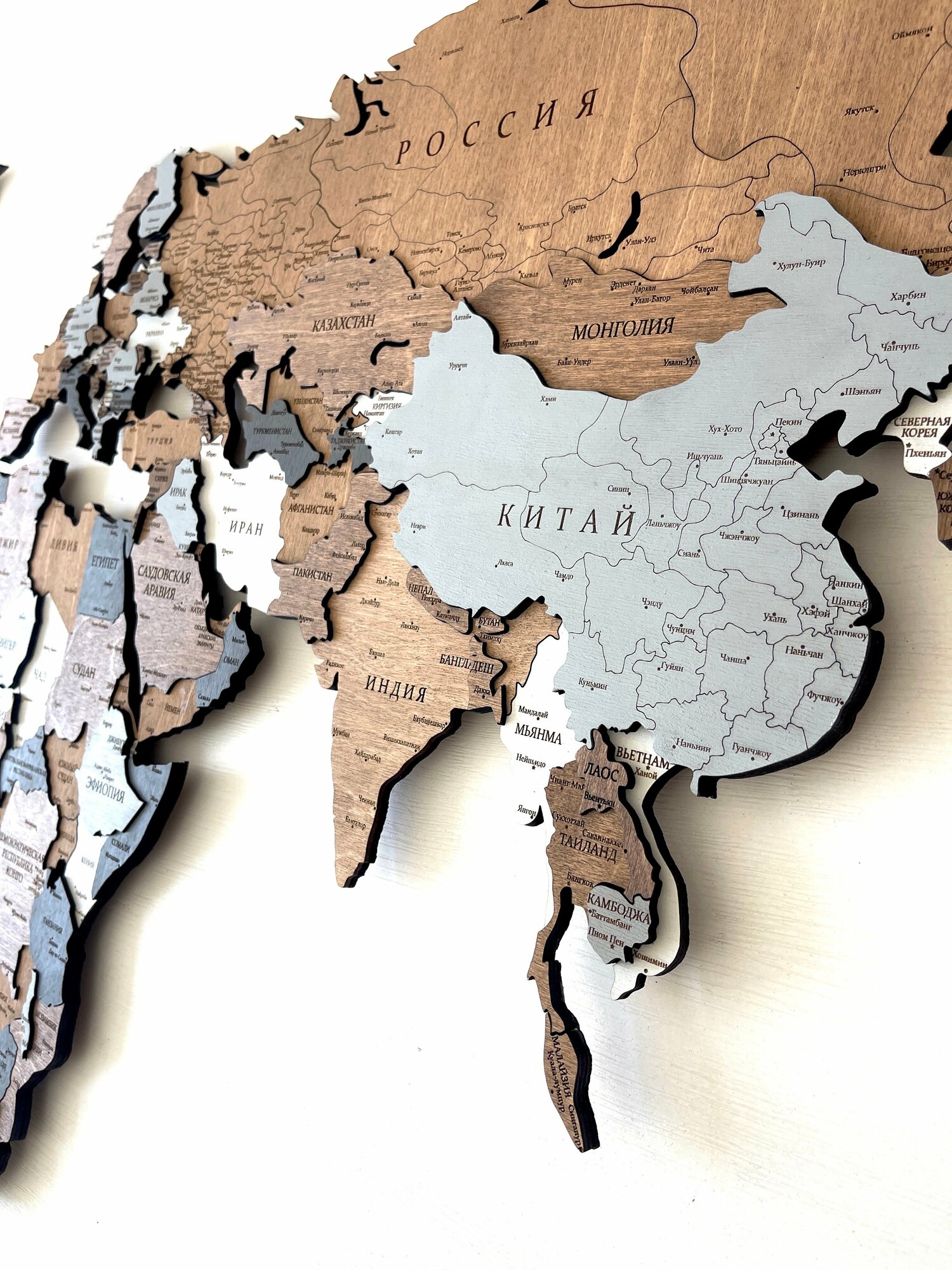 Деревянная карта мира на стену 3D многоуровневая 140/80 см в цвете "Орех и серо-кофейный" на русском языке, подробная , со столицами, крупными городами и регионами