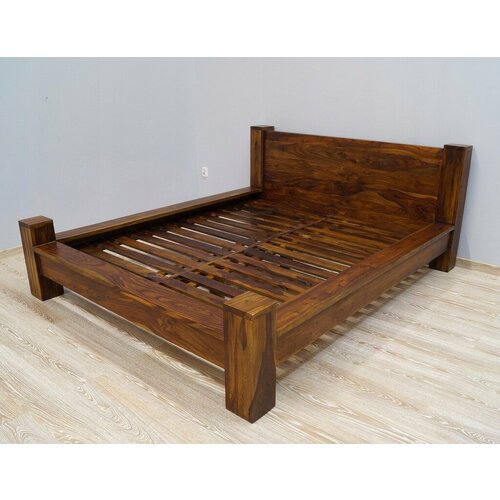 Односпальная кровать из дерева 