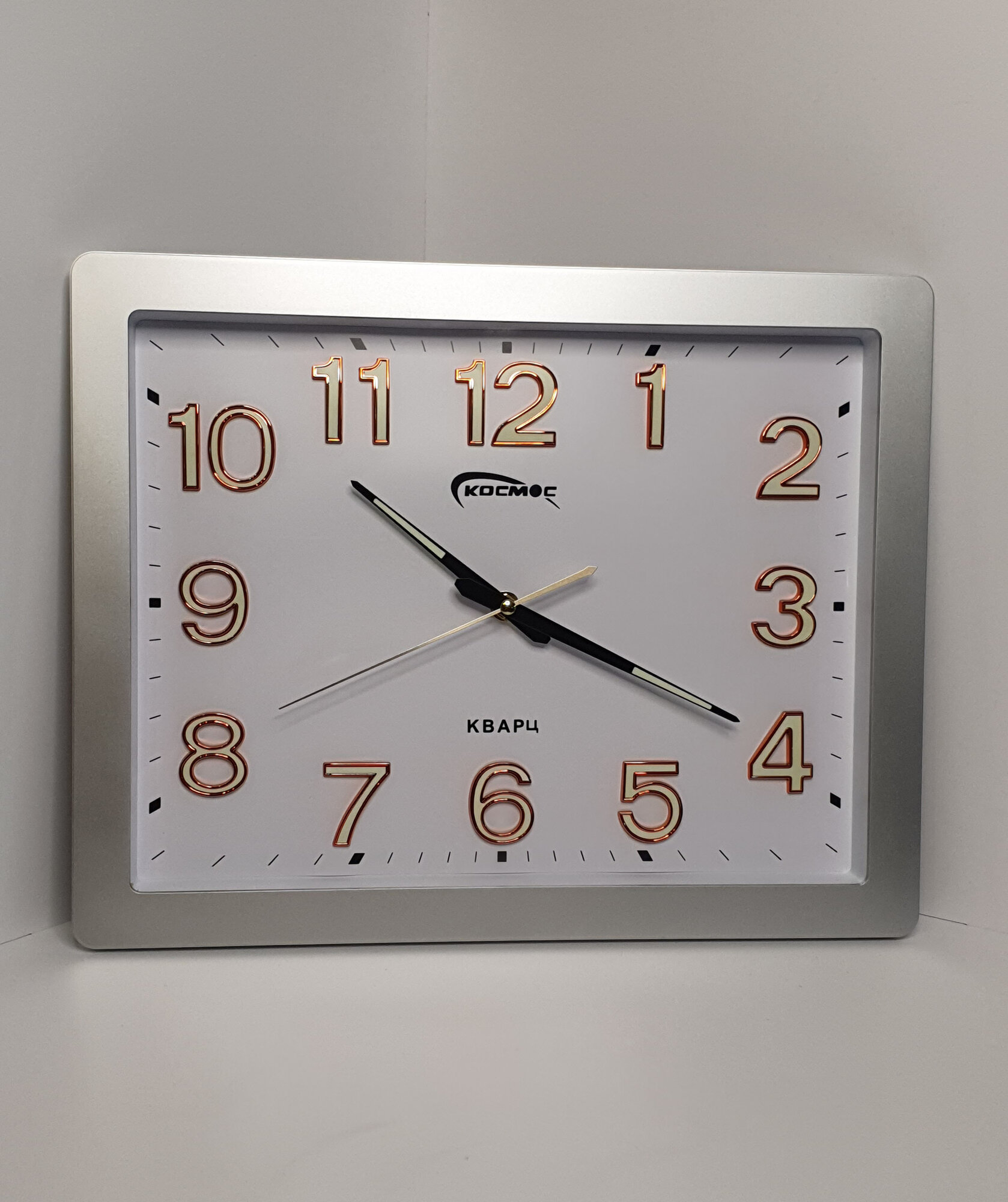 Настенные часы светящиеся в темноте, квадратный классический , 38 см х 30 см, белый/серебристый / Батарейка в подарок
