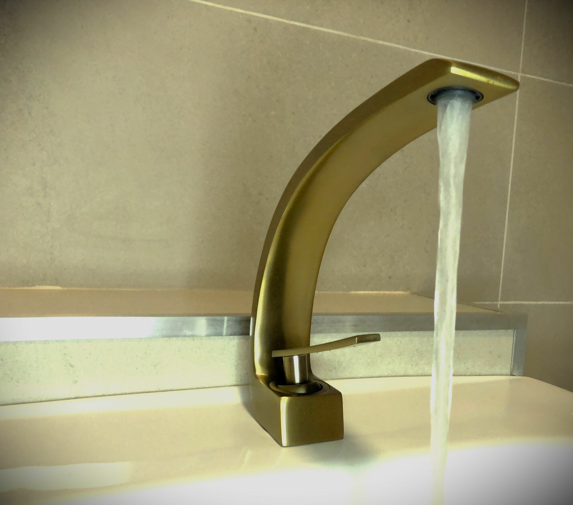 фото Смеситель для раковины полумесяц в бронзовом цвете