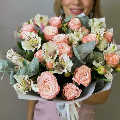Изображение товара Букет "Пастель" из кустовых пионовидных роз с альстромерией и эвкалиптом в дизайнерской упаковке